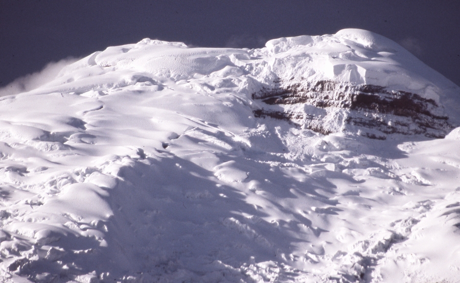 tyčí se tam spousta sopek s věčným ledem, např. Cotopaxi